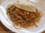 Spaghetti met courgette, rode pesto en gestoomde tilapia